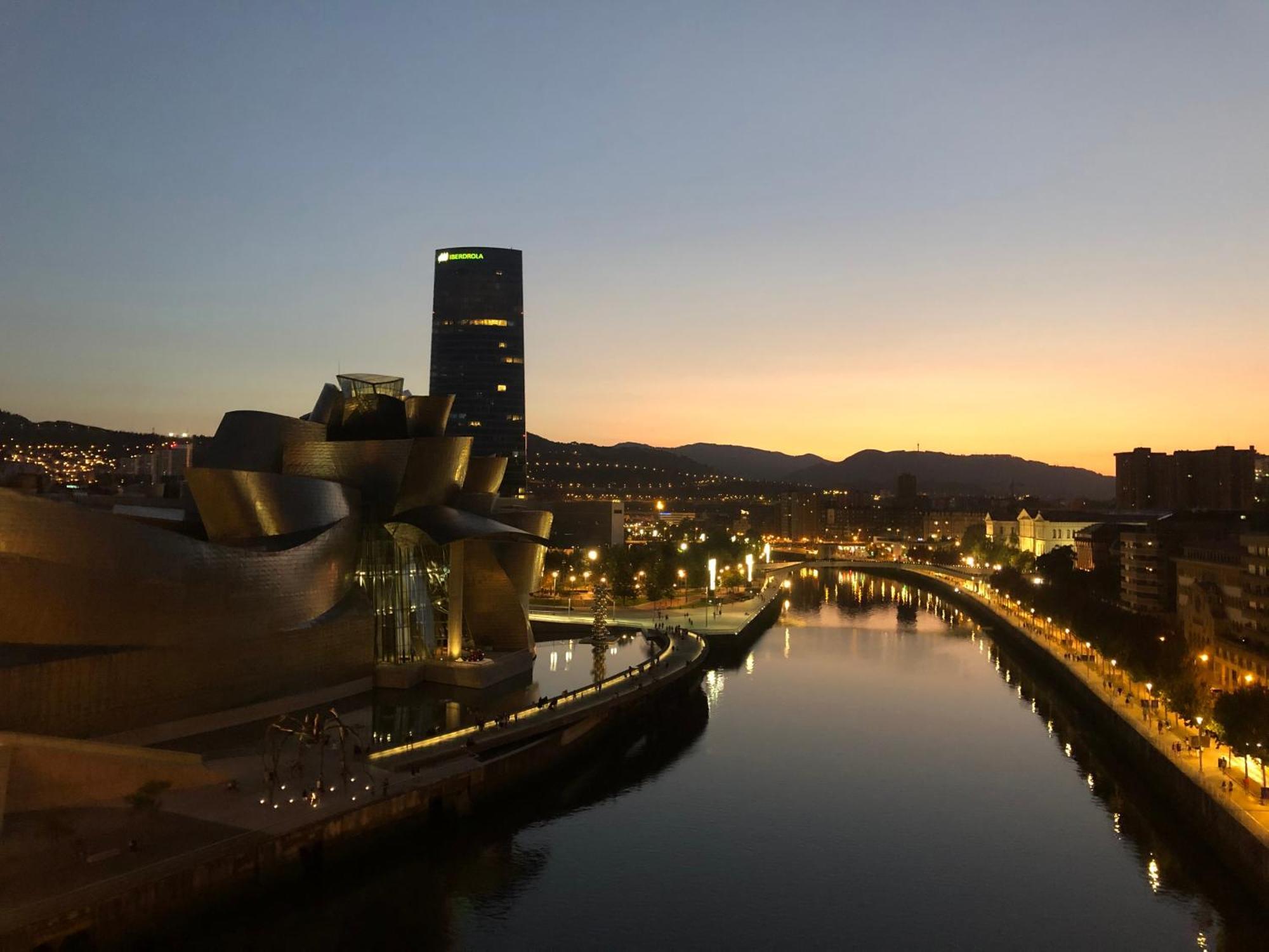 110 M2 Central Apartment In Abando Close To Guggenheim With Parking Bilbao Eksteriør bilde